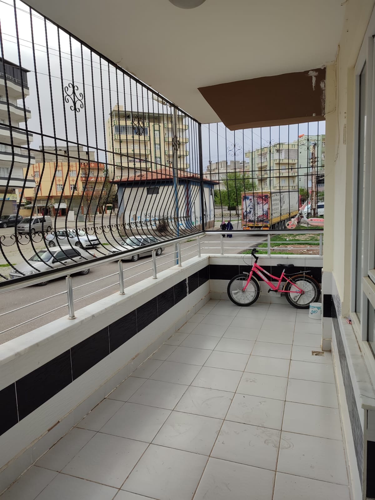 Nizip Satılık daire - Atatürk mahallesinde satılık 3+1  yerden yüksek altta giriş kat var fiyat 2750  Sabır Emlak Gayrimenkul güvencesiyle  İrt: 05425178727 / 05316093293